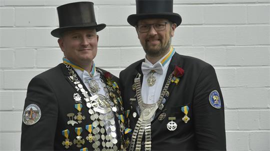 Dienstagsmajestäten 2026: Papageienkönig Sascha Tiedemann (links) und Vogelkönig Nils Hansmann.