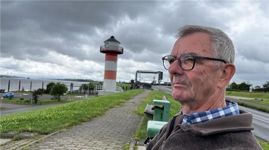 Dierk König, Oberdeichrichter der 1. Meile Altenlandes, macht sich Gedanken über den Elbdeich der Zukunft.