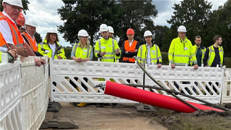Megaprojekt Suedlink: Eine Stromautobahn der Superlative Dierk Schönwald von Tennet erklärt der stellvertretenden Landrätin Birgit Butter und der Kutenholzer Bürgermeisterin Sandra Lemmermann die Arbeitsweisen bei Suedlink.