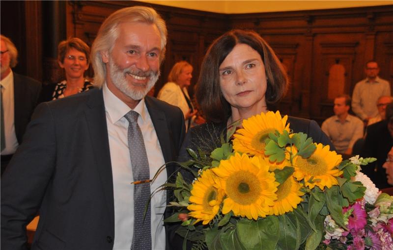 Dierk Trispel , der die Geschäfte der Harburger Verwaltung kommissarisch leitet, mit seiner neuen Vorgesetzten Sophie Fredenhagen . Foto Wahba