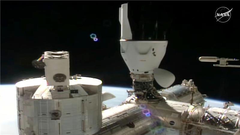 Dies Bild zeigt die an die Internationale Raumstation (ISS) angedockte SpaceX-Kapsel (hinten), mit „Crew 11“ an Bord.