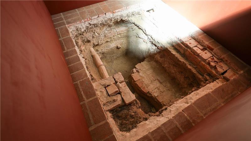 Dies sind Fundamente einer romanischen Basilika. Liegen darunter noch Spuren der Lübecker Gründungskirche verborgen?