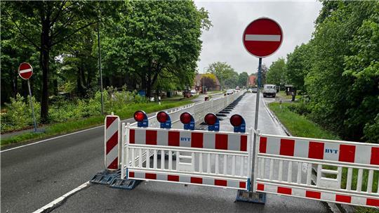 Diese Absperrung soll Montag, 5 Uhr morgens, abgeräumt sein.