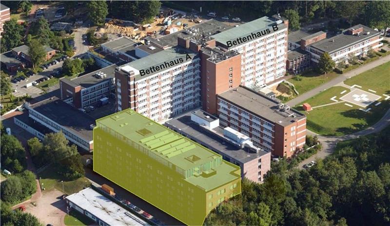 Diese Animation lässt die Ausmaße des Umbaus am Elbe Klinikum Stade erahnen: Vorne (grün) das neue Bettenhaus und inmitten des Klinikums die derzeitigen Bettenhäuser A und B, die fast komplett abgerissen werden müssen – das alles bei laufen