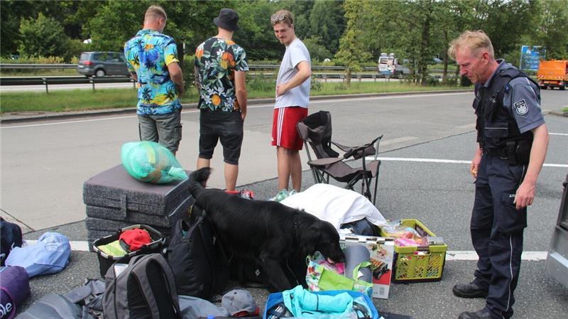 Zoll kontrolliert Festival-Fans bei Anreise zum Deichbrand – und wird fündig Diese Anreisenden - wie auch andere Kontrollierte - mussten ihr ganzes Gepäck aus dem Anhönger und dem Kofferraum ausräumen. Bei ihnen war alles sauber. Foto: Kramp