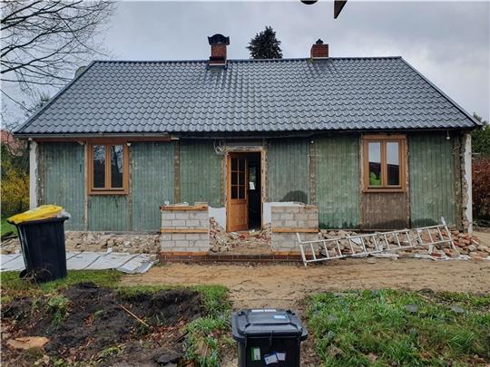 Diese Ansicht zeigt das Häuschen, nachdem das Verblendmauerwerk entfernt wurde. Deutlich ist die grün gestrichene Wehrmachtsbaracke erkennbar. Foto: A. Ehresmann