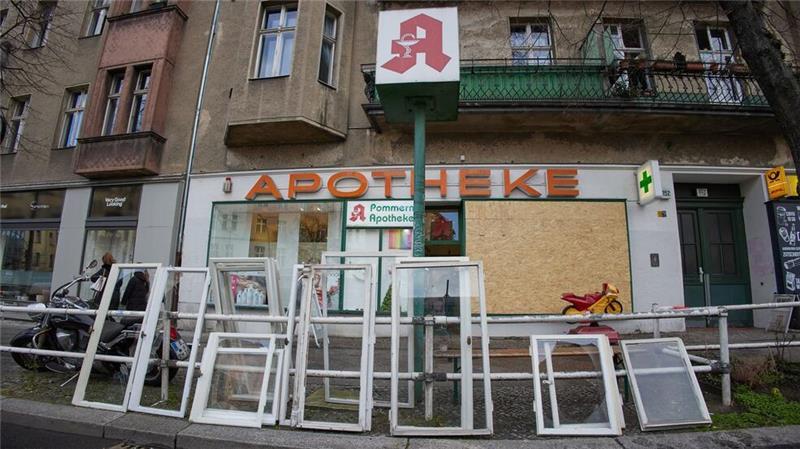 Kugelbomben-Schäden: Rufe nach Konsequenzen werden laut Diese Apotheke wurde teils zerstört.