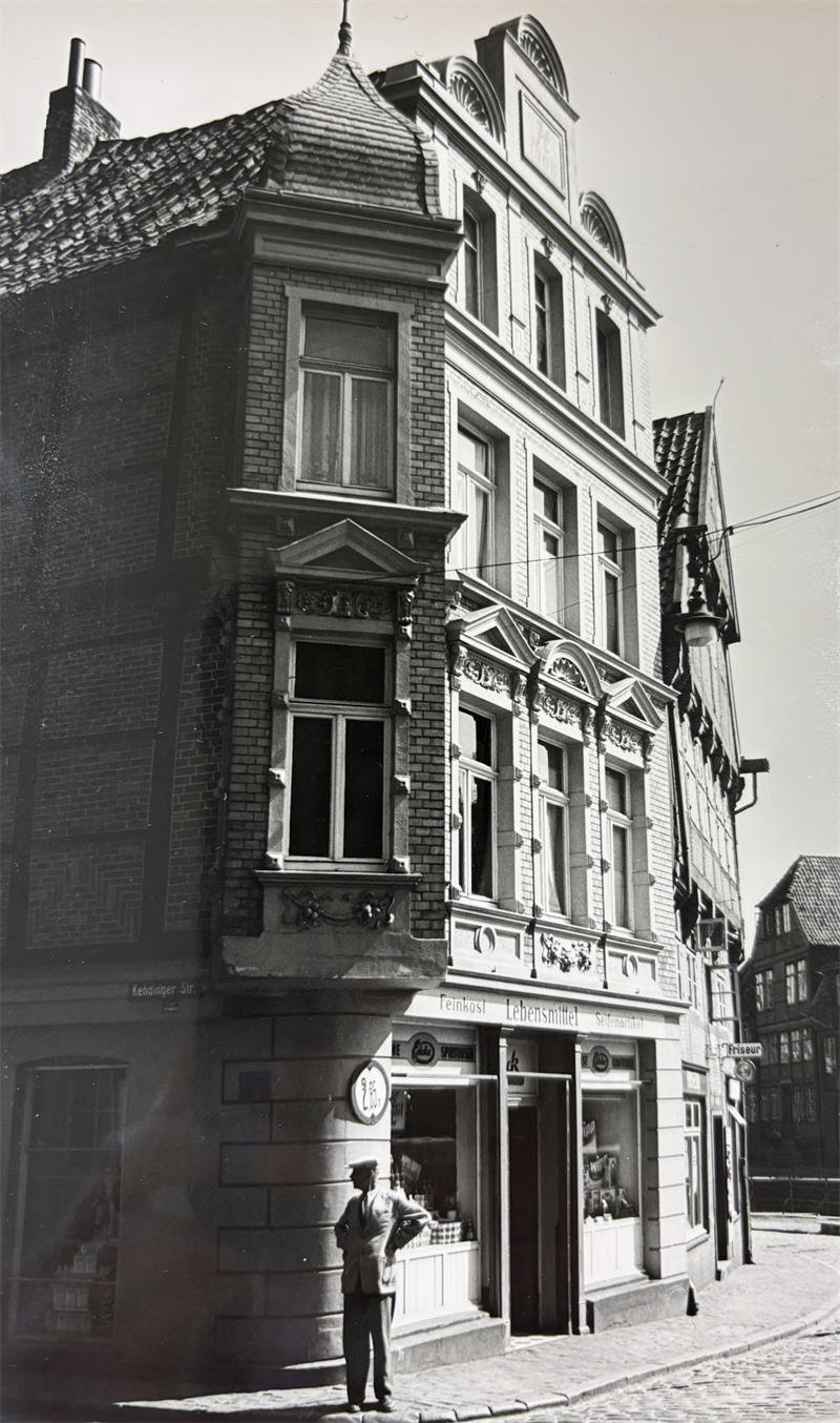 Dieses alte Haus am Stader Fischmarkt hat einen Brand-Schutzengel Diese Aufnahme stammt aus dem Jahr 1949. Damals und laut Gewerbekarte bis 1953 befand sich ein Edeka-Markt im Erdgeschoss.