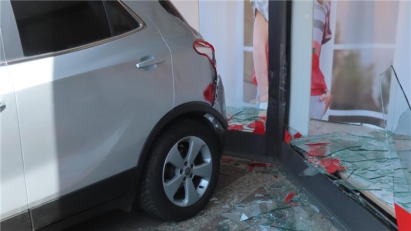 Diese Autofahrt endete am Schaufenster eines Modegeschäfts in Himmelpforten.