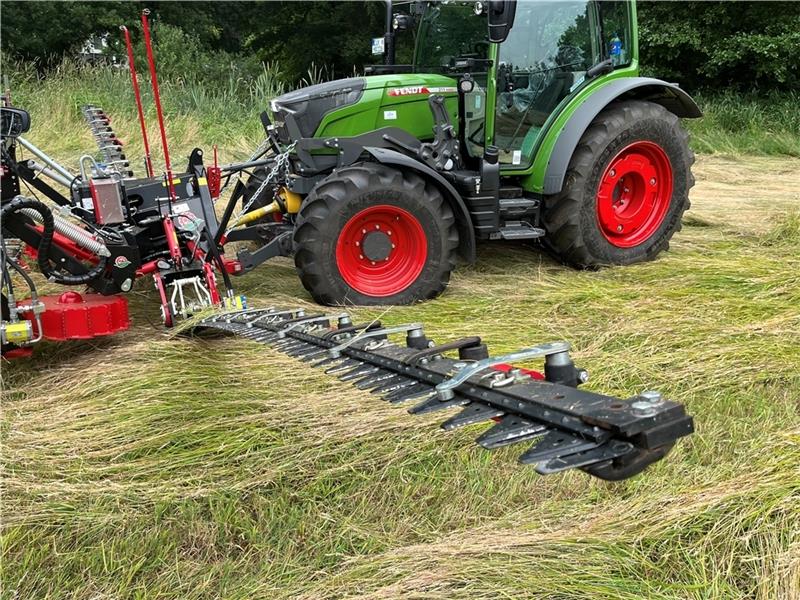 Revolution auf den Wiesen: So können Landwirte viele Tierleben retten Diese Balkenmäher sollen verstärkt auf Naturschutz-Flächen im Landkreis Stade zum Einsatz kommen. Foto: Wisser