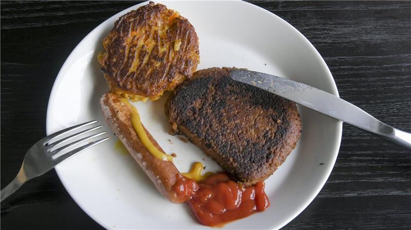 Diese Bouletten und Würstchen sehen aus wie echtes Fleisch, sind aber aus pflanzlichen Ersatzprodukten hergestellt. (Archivbild)