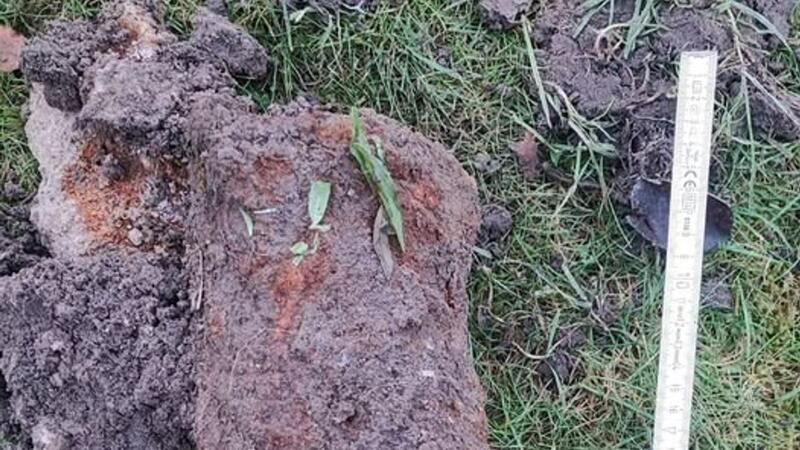 Diese Brandbombe hat eine Frau in Mönkeberg beim Buddeln in ihrem Garten entdeckt.