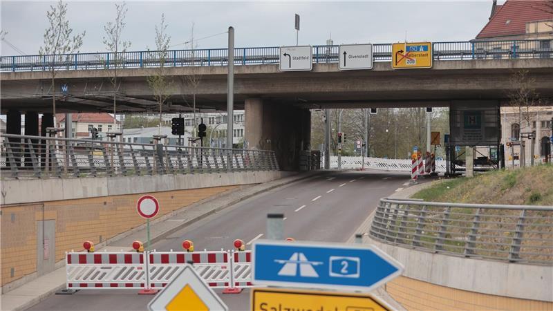 Diese Brücke im Stadtzentrum von Magdeburg ist seit Dienstag dicht.