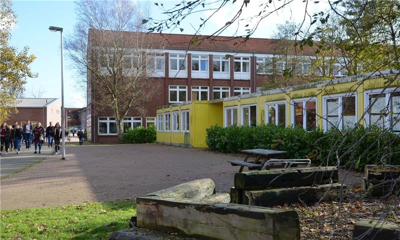 Diese Container der KGS sind baufällig und sollen durch einen Neubau ersetzt werden. Das wünschen sich die Lehrer und Eltern. Foto von Allwörden