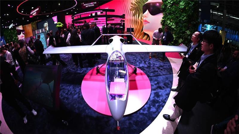 Fliegende Antenne: Telekom setzt auf Mobilfunk-Drohne Diese Drohne hat eine Mobilfunk-Antenne eingebaut, mit der entlegene Gebiete temporär mit Handynetz versorgt werden können.