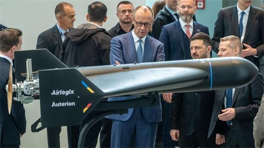 Diese Drohne von Auterion und Airlogix hat eine Reichweite von bis zu 1500 Kilometern. Im April führte sie Auterion-Chef Lorenz Meier (ganz inks, seitlich von hinten zu sehen) Bundeskanzler Friedrich Merz (CDU) und dem ukrainischen Präsident  Wolodymyr Selenskyj vor.