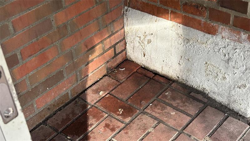 Diese Ecke auf dem Bahnsteig scheint als Urinal benutzt worden zu sein.