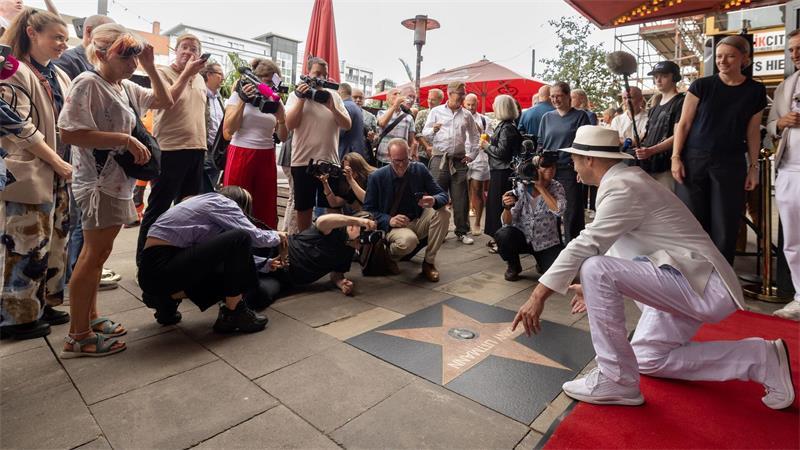 Diese Ehre wurde bislang sonst nur Panikrocker Udo Lindenberg zuteil.