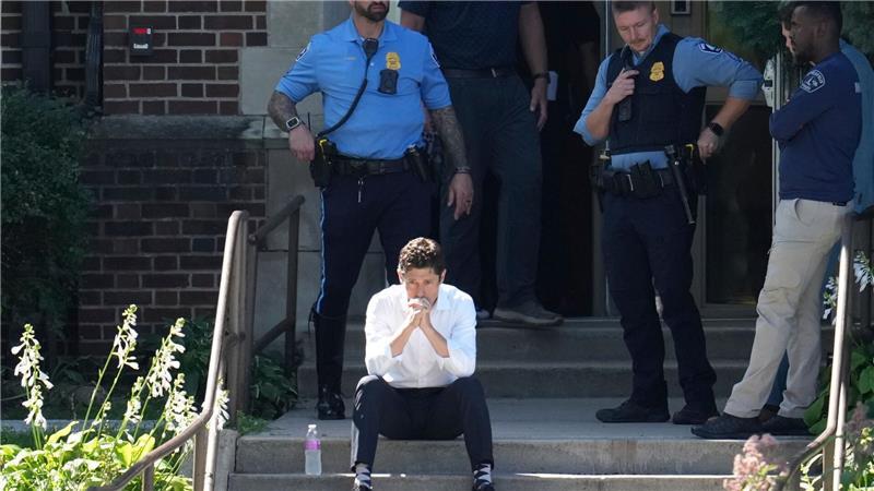 „Diese Familien leiden unermessliche Schmerzen“ - sagte der Bürgermeister von Minneapolis, Jacob Frey, nach den tödlichen Schüssen während eines Schulgottesdienstes. 