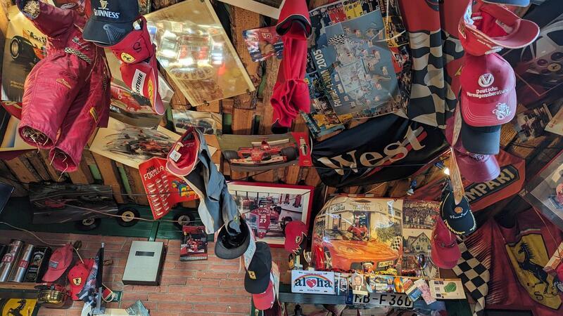 Diese Fanartikel aus der Ferrari-Kneipe sind noch zu haben.Foto: Leandra Hanke