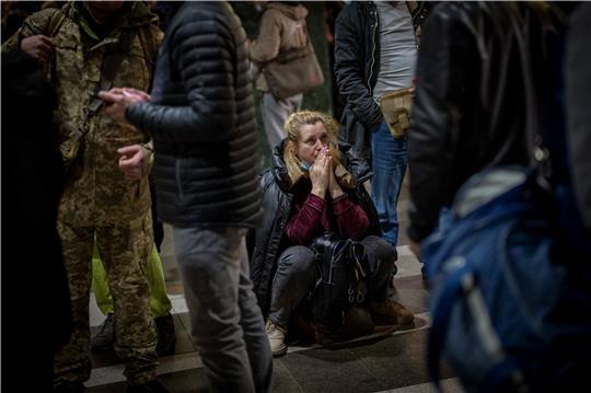 Diese Frau, die am Bahnhof wartet, ist eine von den vielen, die raus aus Kiew wollen. Aber das ist kaum noch möglich. Foto: Emilio Morenatti/AP/dpa