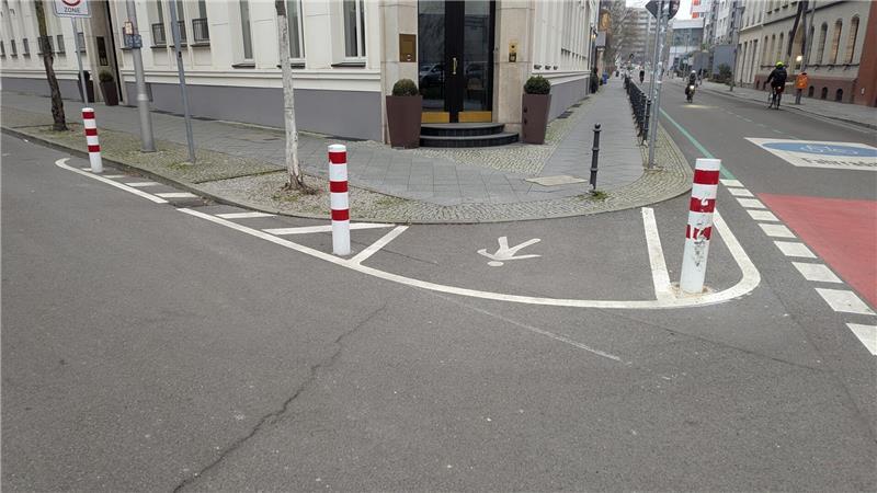 Diese Gehwegvorstreckung in Berlin mit Sperrflächen und Pollern könnte eine Lösung für die Straße Am Hohenwedel sein, findet SPD-Bürgermeisterkandidat Kai Koeser.
