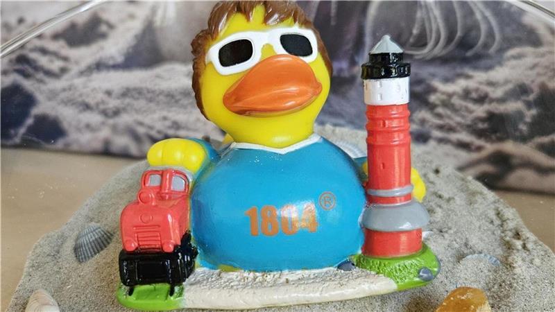 Diese Gummiente mit der Wangerooger Inselbahn und dem Wangerooger Leuchtturm steht im Hospiz-Zimmer von Marion Bohlmann. Wangerooge ist ihre Lieblingsinsel, in deren Nähe sie seebestattet werden möchte.
