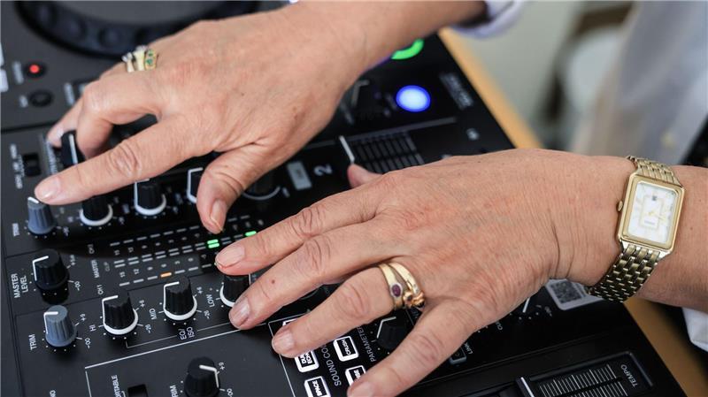 Diese Hände sind 73 Jahre alt: In einem Kurs in Köln lernen Seniorinnen, wie man DJ wird. 