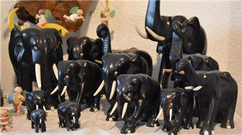 Diese Herde Elefanten hat Lothar Scholz vor mehr als 20 Jahren auf einem Flohmarkt gefunden. "Ich fand sie toll und musste sie einfach mitnehmen", sagt er. 50 DM gab er dafür.
