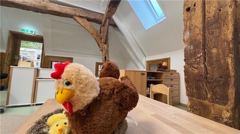 Diese Holzbalken in der Kita Neuland stammen aus dem Jahr 1660. Sie sind nur Dekoration, haben keine stützende Funktion.