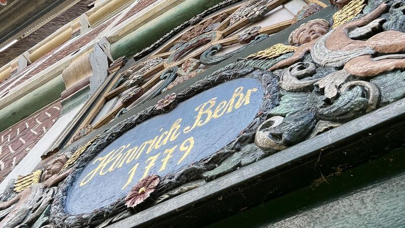 Diese Inschrift weist auf den Wiederaufbau nach dem Brand im Jahr 1779 hin.
