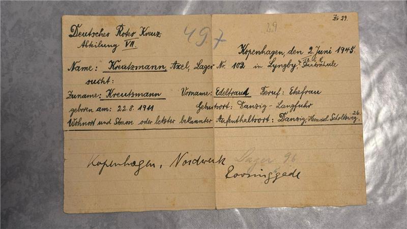 Diese Karteikarte verzeichnet die Suchanfrage von Ursula Kreutzmanns Vater Axel nach seiner Familie beim DRK-Suchdienst.