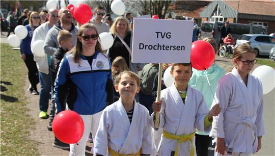 Diese Kinder der TVG Drochtersen führten den ersten Blütenkorso in der Geschichte des Drochterser Blütenfestes an.