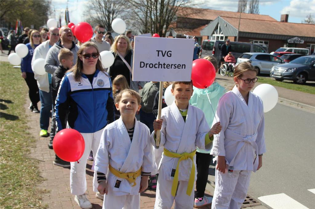 Diese Kinder der TVG Drochtersen führten den ersten Blütenkorso in der Geschicht...