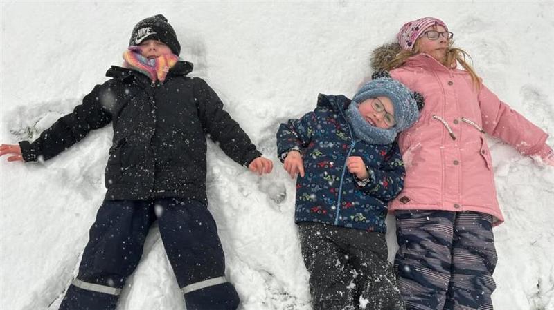 Diese Kinder haben in Kranenburg sichtlich Spaß im Schnee: Fiete Jan, 5 Jahre alt, Schwester Frida, 7 Jahre alt, und ihre Freundin Emmy, 7 Jahre alt.