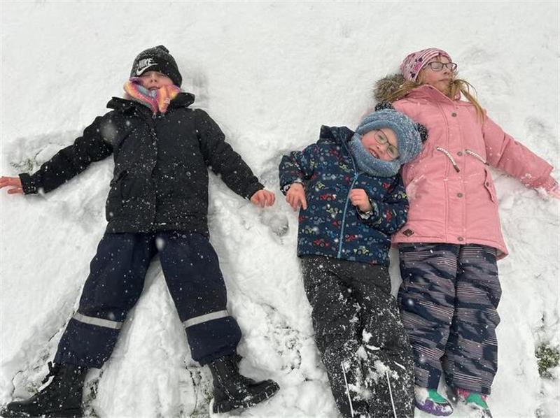 Diese Kinder haben in Kranenburg sichtlich Spaß im Schnee: Fiete Jan, 5 Jahre alt, Schwester Frida, 7 Jahre alt, und ihre Freundin Emmy, 7 Jahre alt.