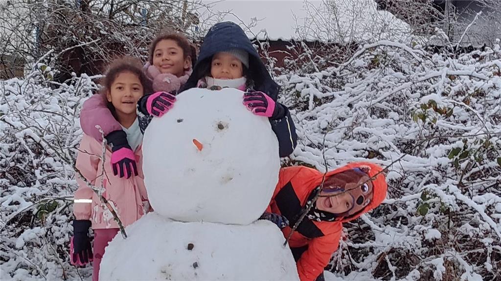 Diese Kinder in Wiepenkathen spielten zum ersten Mal in ihrem Leben im Schnee, d...