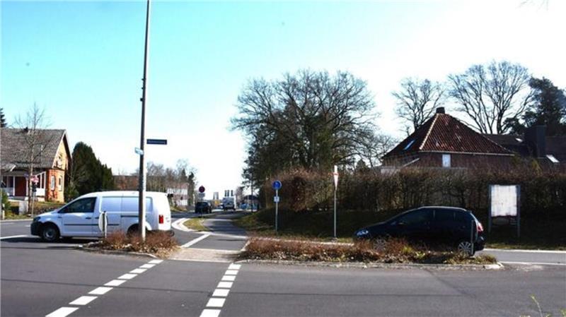 Diese Kreuzung zwischen Bahnhofsweg und Bundesstraße 495 dürfte entscheidend sein, ob "McDonald's" bei seinen Ansiedlungsplänen die Kurve kriegt. Das zeichnet sich schon seit Beginn der Planungen ab.