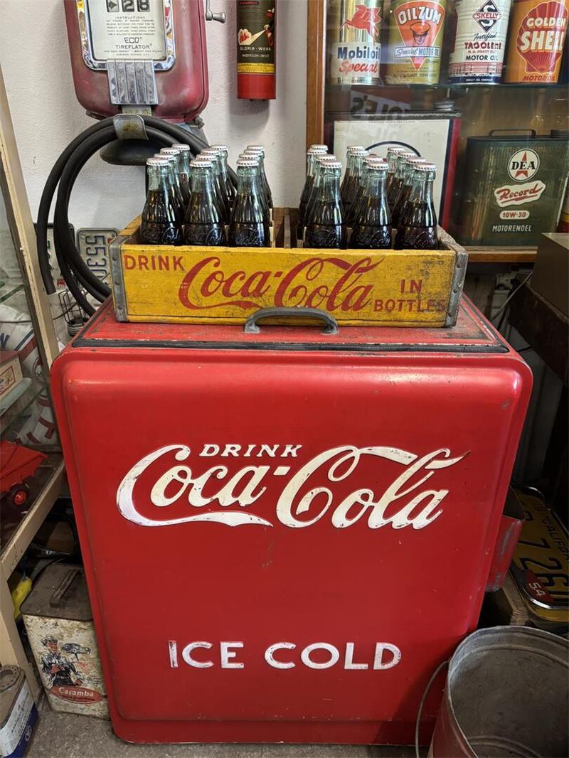 Diese Kühlbox stammt noch aus der Vorkriegszeit. Die Colaflaschen standen einst zu Dekozwecken im Hertie-Kaufhaus in Stade. Der Inhalt: braunes Wasser statt echter Cola.