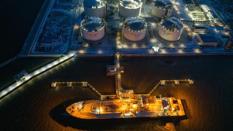 Bilder des Tages Diese Luftaufnahme zeigt ein LNG-Schiff beim Entladen am Tianjin LNG Terminal in China.
