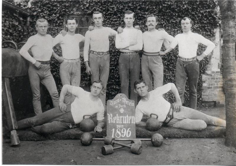 Diese Männer gehörten zu den Turnern, die ab 1894 im Turnverein Jork sportlich aktiv waren. Foto Altländer Archiv