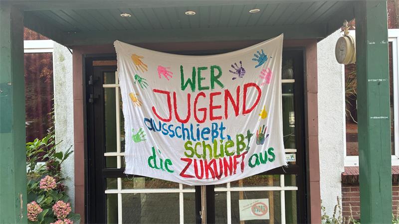 Diese Mahnung hängt an der Tür des Jugendzentrums in Steinkirchen.