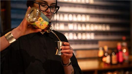 Diese Nachricht ist nicht aus den 80ern: Clara Schoper (24) aus der Münchner „Zephyr Bar“ hat mit „Rum-Cola“ einen Cocktailwettbewerb gewonnen. (Handoutbild)