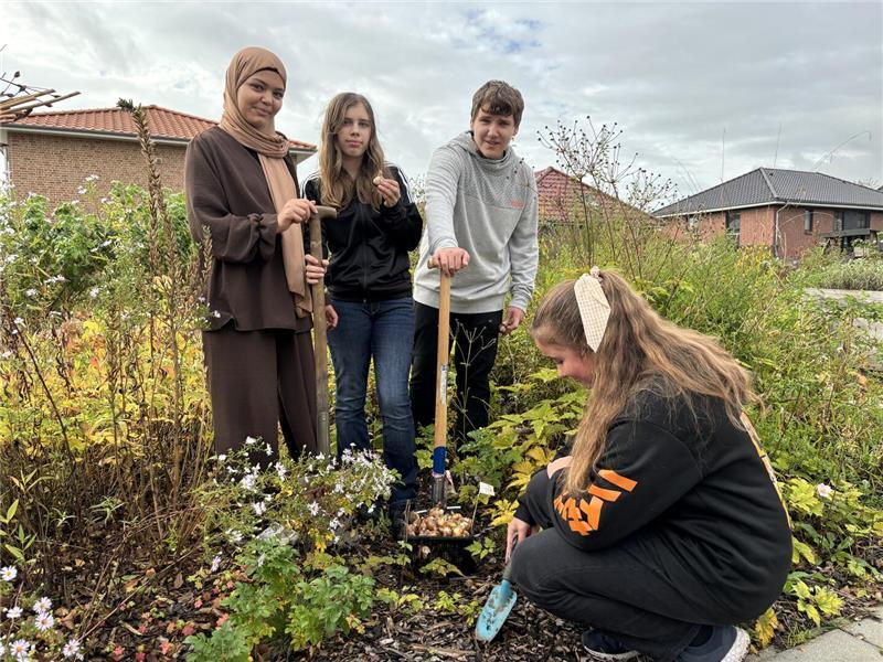 Dieses Projekt berührt: Wie Schüler in Riensförde von Senioren lernen Diese Oberschüler helfen einmal in der Woche dabei, den Garten am Haus Heidbeck zu pflegen.