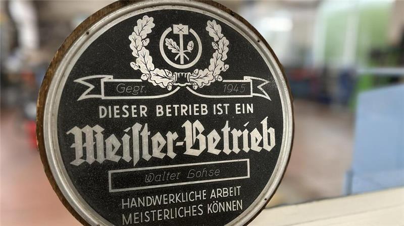 Diese Plakette wurde der Werkstatt „Auto Lohse“ und seinem damaligen Geschäftsführer Walter Lohse ausgestellt.