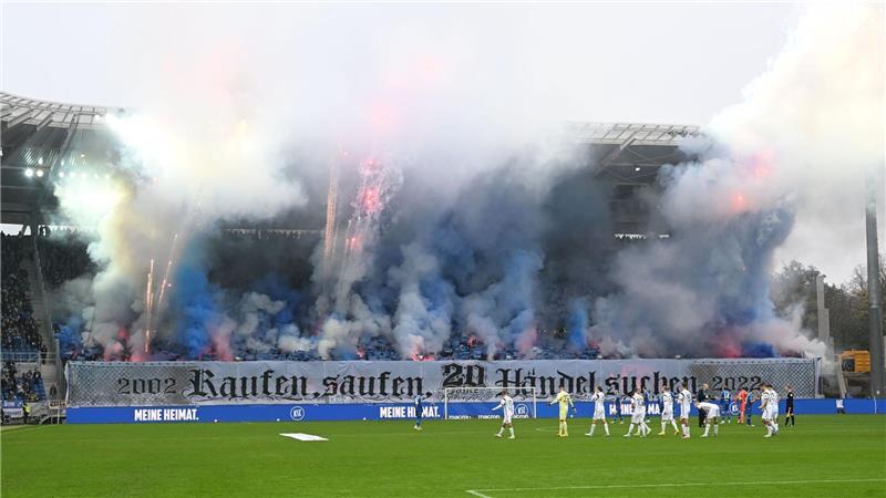 Karlsruher Pyro-Prozess: Fanprojekte solidarisieren sich Diese Pyro-Aktion von Fans des Karlsruher SC im November 2022 hat auch ein juristisches Nachspiel.