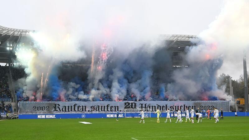 Pyro-Skandal bei St.-Pauli-Spiel: Gericht verurteilt Fanprojekt-Mitarbeiter Diese Pyro-Aktion von Fans des Karlsruher SC im November 2022 hat auch ein juristisches Nachspiel.
