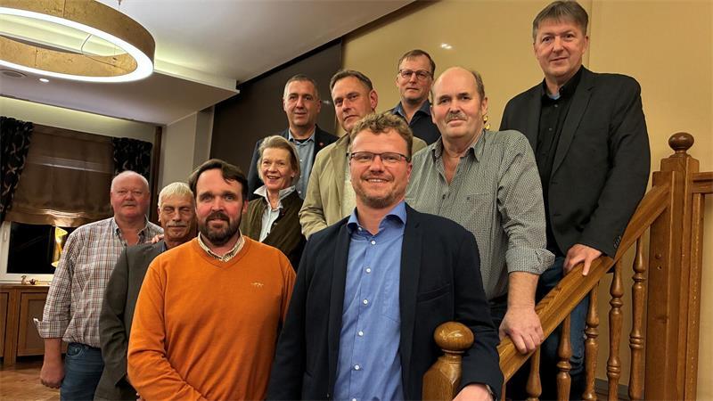Seit 25 Jahren dabei: Fünf Ratsherren in Nordkehdingen geehrt Diese Ratsmitglieder wurden für 15-jährige Ratsarbeit geehrt: Gerd Elfers (Balje), Dietmar Grothmann (Wischhafen), Hinnerk Heinsohn (Wischhafen), Christiane von der Decken (Krummendeich), Stefan Raap (Oederquart), Thomas Reuels (Wischhafen), Joachim Beckmann (Freiburg), Ingo Stüven (Oederquardt) und Lars Decker (Freiburg, von links nach rechts).