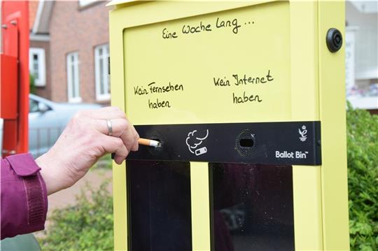 Diese Raucherin in Steinkirchen könnte nach eigener Aussage eher eine Woche lang auf Fernsehen statt auf Internet verzichten. Foto: Battmer