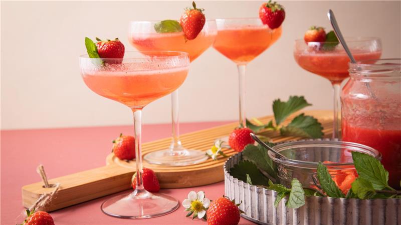 Pizza, Salsa oder Suppe: Erdbeeren können mehr als Marmelade Diese Rezept-Idee nennt sich Feuerkuss. Dazu Champagner oder Rosé-Sekt mit eiskaltem Erdbeer-Vanille-Chili-Püree und Minze in der Champagnerschale servieren.